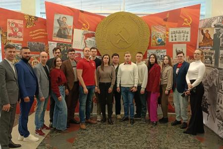 Комсомольцы посетили выставку в Госдуме, посвящённую 80-летию Победы