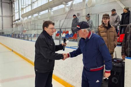 В Самаре прошёл турнир по хоккею с мячом, посвящённый 80-летию Великой Победы на призы фракции КПРФ в Самарской Губернской Думы
