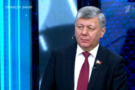 Дмитрий Новиков на Первом канале о том, как игры Трампа вокруг Украины и Ирана выдают желание США грабить других