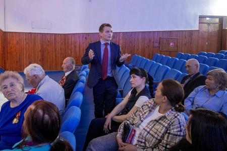 Депутаты  фракции КПРФ в Народном Хурале Калмыкии  Николай Нуров и Петр Эрендженов  провели в Городовиковске встречу с избирателями