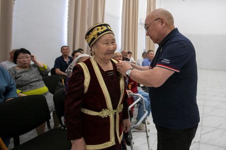 Депутаты фракции КПРФ в Народном Хурале Калмыкии  Николай Нуров и Петр Эрендженов провели в поселке Комсомольский встречу с избирателями