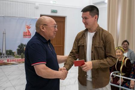 Депутаты фракции КПРФ в Народном Хурале Калмыкии  Николай Нуров и Петр Эрендженов провели в поселке Комсомольский встречу с избирателями