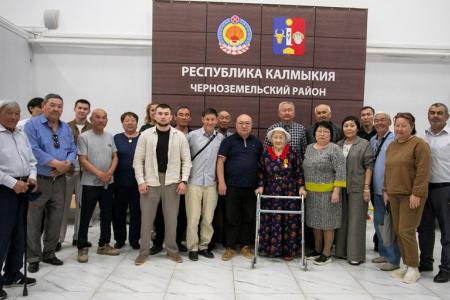 Депутаты фракции КПРФ в Народном Хурале Калмыкии  Николай Нуров и Петр Эрендженов провели в поселке Комсомольский встречу с избирателями