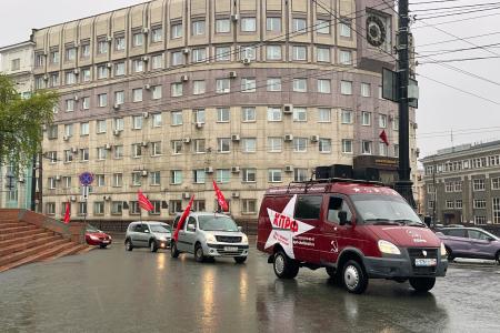 Огромное "Знамя Победы" развернулось над Челябинском