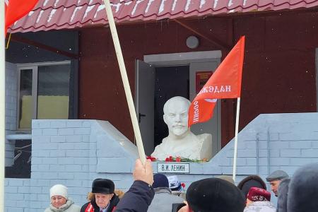 Ямало-Ненецкий автономный округ. В Новом Уренгое торжественно открыли бюст В.И. Ленину