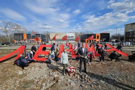 Ленинские дни в Свердловской области. Жители города Ревды несут цветы на руины памятника В.И. Ленину, ранее снесенного злобствующими антисоветчиками