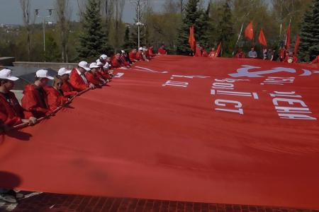 В Саратове состоялось торжественное мероприятие по передаче копии Знамени Победы