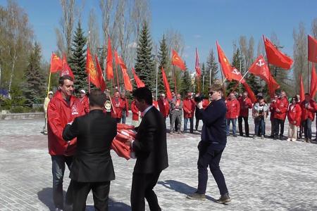 В Саратове состоялось торжественное мероприятие по передаче копии Знамени Победы