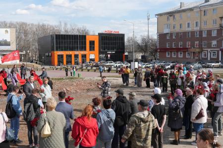 Ленинские дни в Свердловской области. Жители города Ревды несут цветы на руины памятника В.И. Ленину, ранее снесенного злобствующими антисоветчиками
