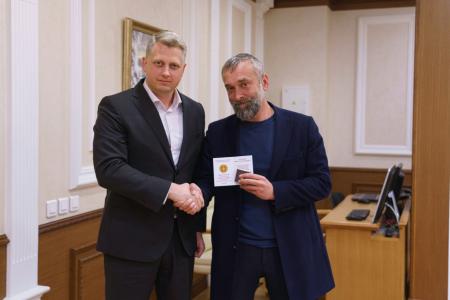 За спиной — фронт, в сердце — люди: волонтёрам Свердловской области вручили знаки «За заслуги в волонтерской деятельности»