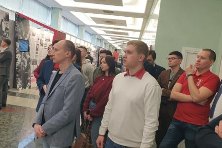 Комсомольцы посетили выставку в Госдуме, посвящённую 80-летию Победы