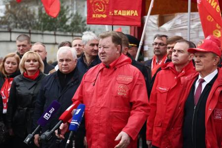 Вырвать с корнем фашизм и бандеровщину на Украине! Коммунисты из Москвы приняли активное участие в отправке гуманитарного груза на Донбасс