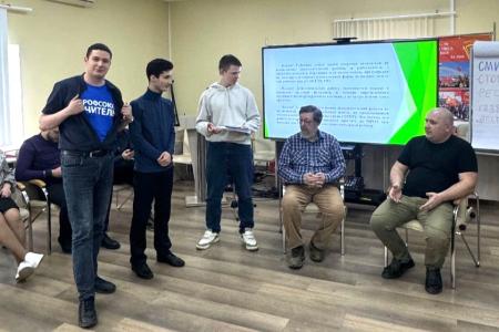 Дмитрий Новиков на встрече в городе Ленина: "Партии коммунистов и профсоюзам важно вместе бороться за права трудящихся"