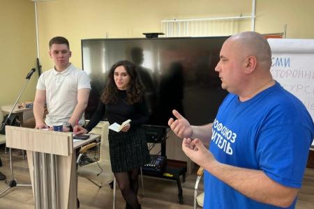 Дмитрий Новиков на встрече в городе Ленина: "Партии коммунистов и профсоюзам важно вместе бороться за права трудящихся"