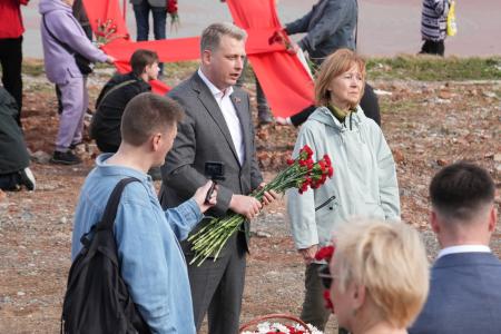 Ленинские дни в Свердловской области. Жители города Ревды несут цветы на руины памятника В.И. Ленину, ранее снесенного злобствующими антисоветчиками