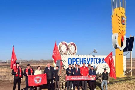 16 апреля в Оренбурге развернули Знамя Победы площадью 200 кв. метров