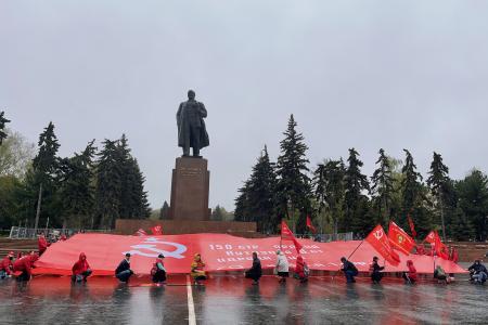 Огромное "Знамя Победы" развернулось над Челябинском