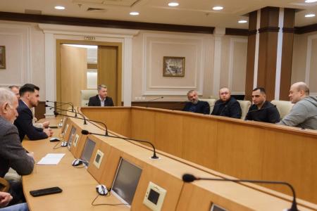 За спиной — фронт, в сердце — люди: волонтёрам Свердловской области вручили знаки «За заслуги в волонтерской деятельности»