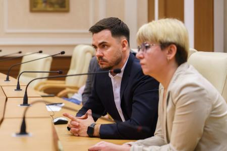 За спиной — фронт, в сердце — люди: волонтёрам Свердловской области вручили знаки «За заслуги в волонтерской деятельности»