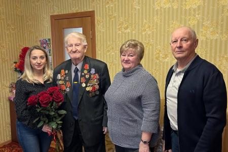 Тульские коммунисты поздравили с 99-летием ветерана партии, участника Парада на Красной площади 7 ноября 1941 года, почетного гражданина Тульской области А.И. Тимофеева