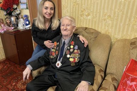 Тульские коммунисты поздравили с 99-летием ветерана партии, участника Парада на Красной площади 7 ноября 1941 года, почетного гражданина Тульской области А.И. Тимофеева