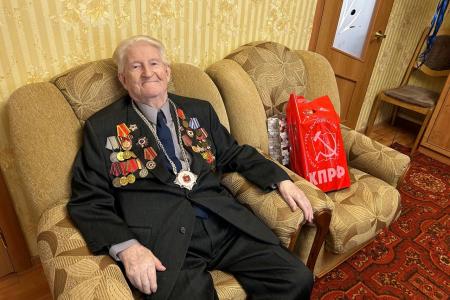 Тульские коммунисты поздравили с 99-летием ветерана партии, участника Парада на Красной площади 7 ноября 1941 года, почетного гражданина Тульской области А.И. Тимофеева