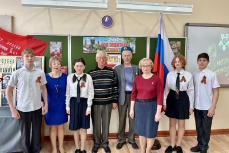 Тульские коммунисты вместе с ветеранами провели патриотический урок для школьников города Донского