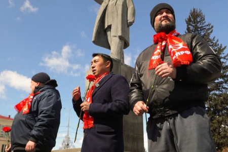 Тува. Владимиру Ленину - 155! Возложение цветов к памятнику основателя советского государства