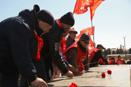 Тува. Владимиру Ленину - 155! Возложение цветов к памятнику основателя советского государства