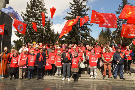 Тува. Владимиру Ленину - 155! Возложение цветов к памятнику основателя советского государства