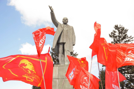 Тува. Владимиру Ленину - 155! Возложение цветов к памятнику основателя советского государства