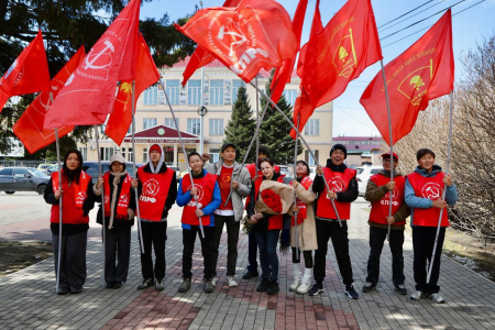 Тува. Владимиру Ленину - 155! Возложение цветов к памятнику основателя советского государства