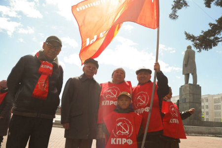 Тува. Владимиру Ленину - 155! Возложение цветов к памятнику основателя советского государства