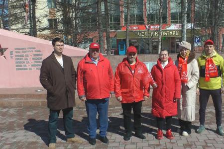 Магаданские коммунисты провели автопробег в честь 80-летия Великой Победы