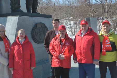 Магаданские коммунисты провели автопробег в честь 80-летия Великой Победы