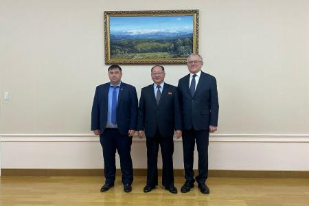 Делегация КПРФ во главе с Казбеком Тайсаевым и Александром Ющенко продолжает работу в КНДР