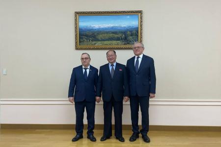 Делегация КПРФ во главе с Казбеком Тайсаевым и Александром Ющенко продолжает работу в КНДР