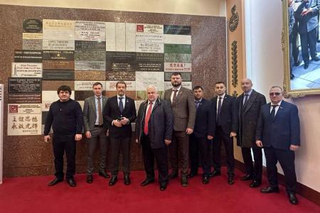 Делегация КПРФ во главе с Казбеком Тайсаевым и Александром Ющенко продолжает работу в КНДР