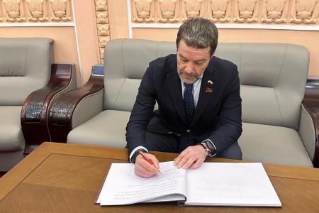 Делегация КПРФ во главе с Казбеком Тайсаевым и Александром Ющенко продолжает работу в КНДР