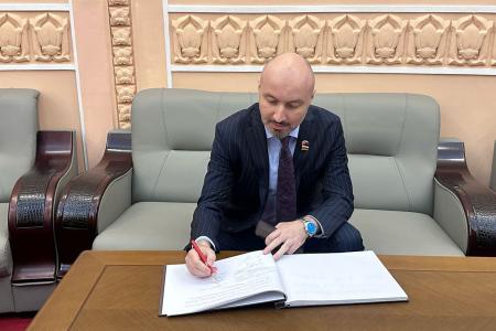 Делегация КПРФ во главе с Казбеком Тайсаевым и Александром Ющенко продолжает работу в КНДР