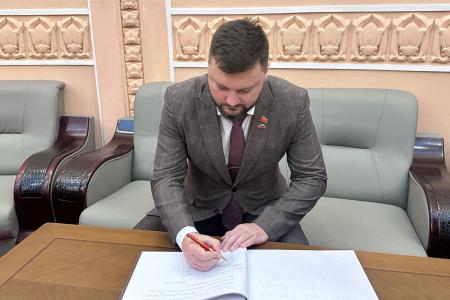 Делегация КПРФ во главе с Казбеком Тайсаевым и Александром Ющенко продолжает работу в КНДР