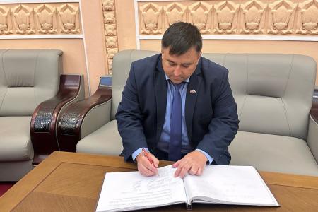 Делегация КПРФ во главе с Казбеком Тайсаевым и Александром Ющенко продолжает работу в КНДР