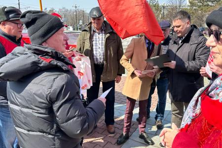 Хабаровский край. Алексей Корниенко принял участие в уличной акции в рамках Народного референдума