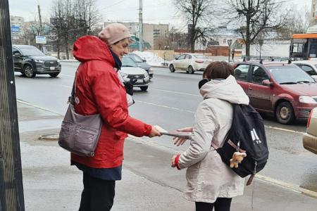 Ивановские коммунисты и комсомольцы поздравили горожан с Днём космонавтики