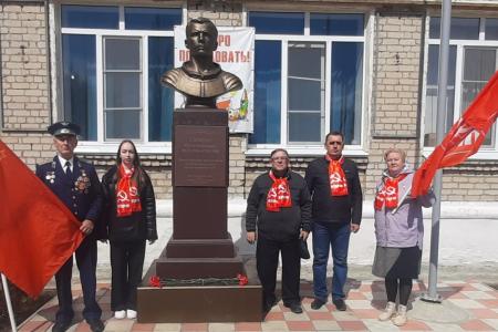 Сталинградские коммунисты возложили цветы в День космонавтики