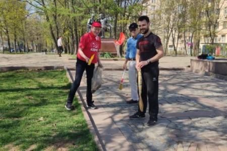 «Вычистим всю грязь из России!». Московские коммунисты провели Ленинские субботники
