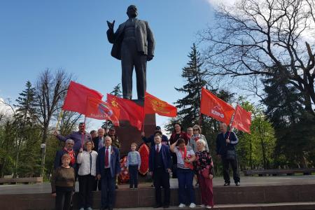 В Черкесске открыт новый памятник В.И. Ленину, состоялся Форум лево-патриотических сил Карачаево-Черкесии, возложены венки и цветы Ильичу