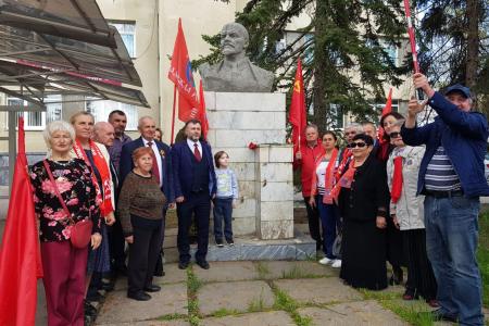 В Черкесске открыт новый памятник В.И. Ленину, состоялся Форум лево-патриотических сил Карачаево-Черкесии, возложены венки и цветы Ильичу