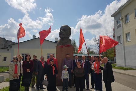 В Черкесске открыт новый памятник В.И. Ленину, состоялся Форум лево-патриотических сил Карачаево-Черкесии, возложены венки и цветы Ильичу
