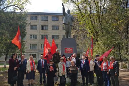 В Черкесске открыт новый памятник В.И. Ленину, состоялся Форум лево-патриотических сил Карачаево-Черкесии, возложены венки и цветы Ильичу